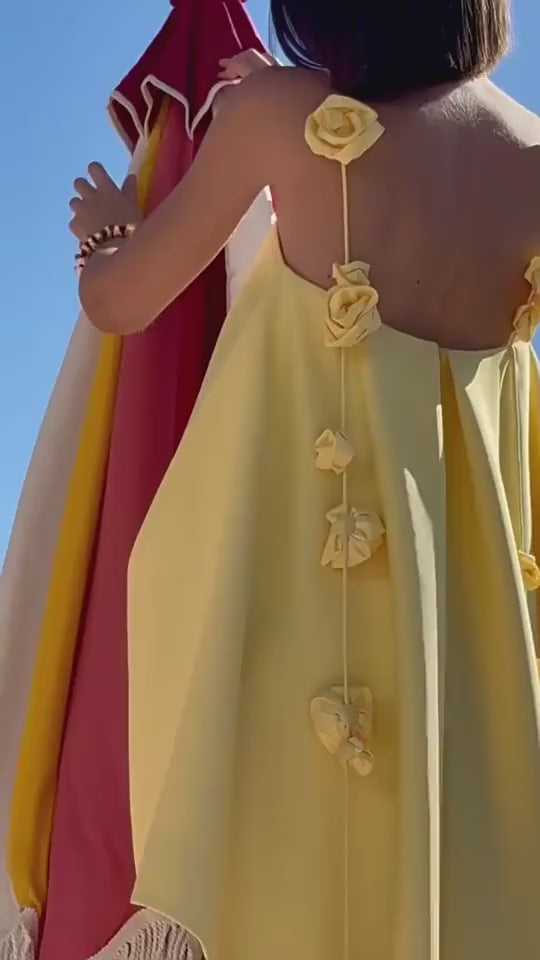 Aurora - Mini-robe à dos ouvert avec accent floral