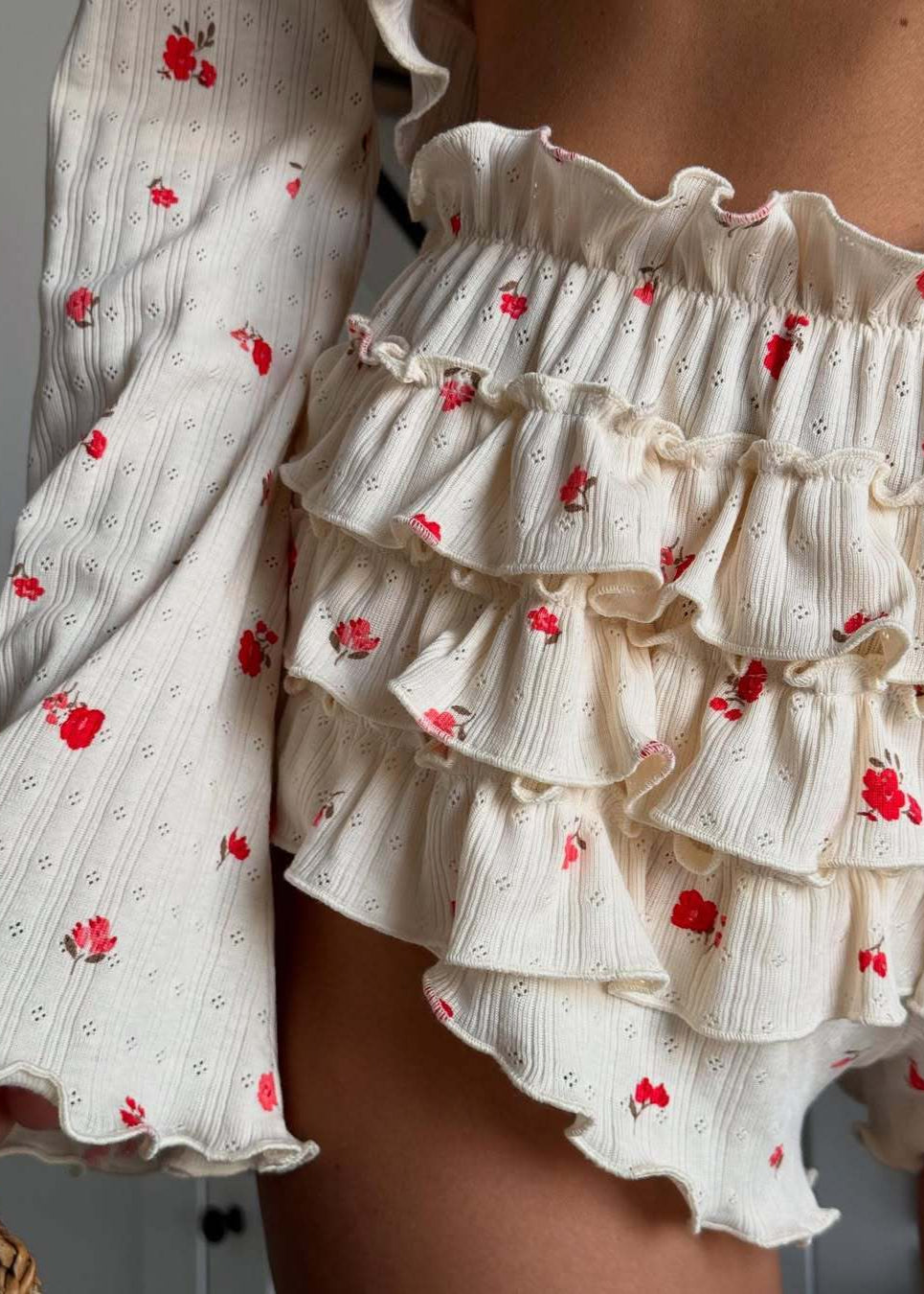 Vortice Floreale - Completo Due Pezzi con Volant e Top Corto con Laccio Frontale