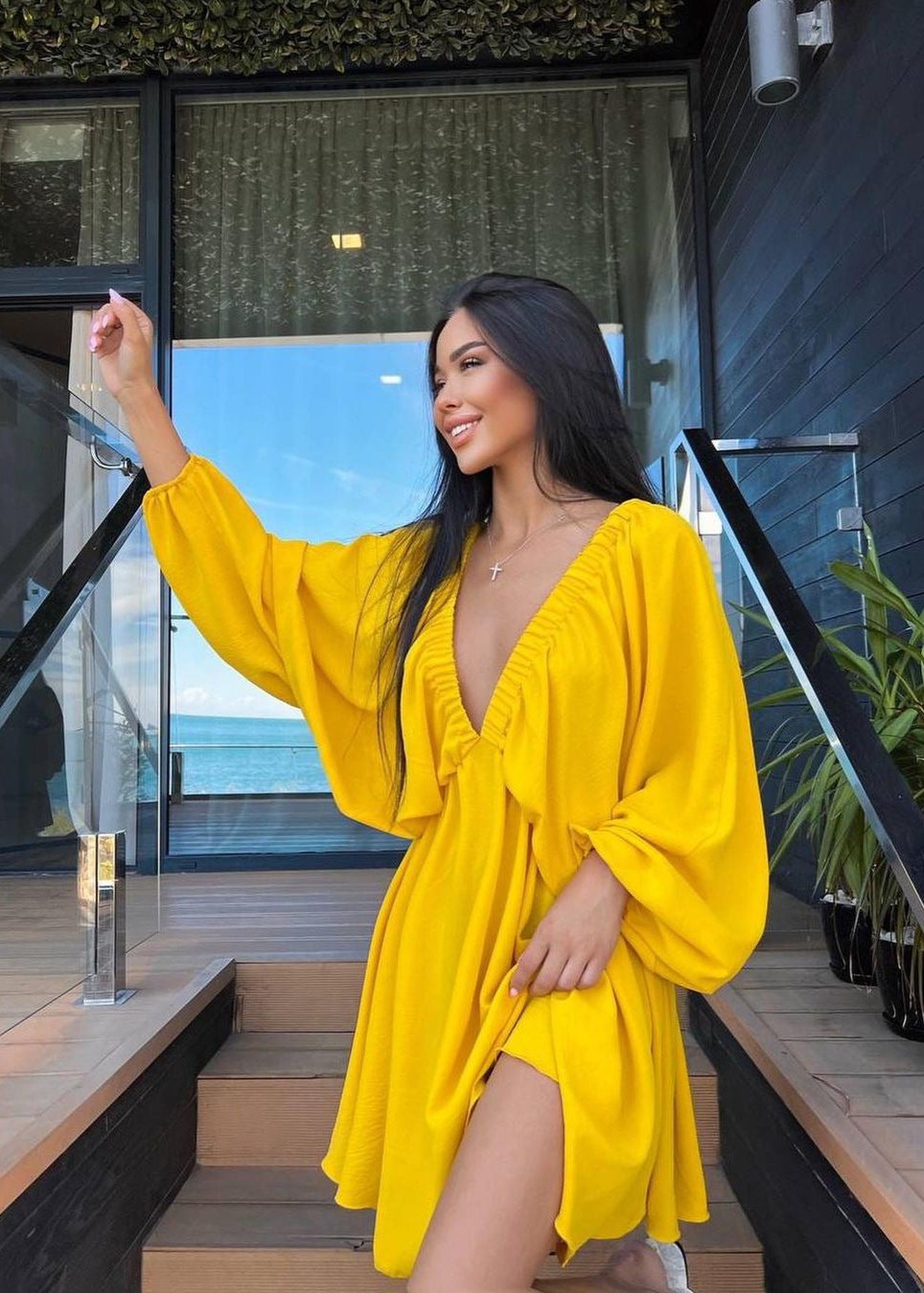 Robe élégante à manches lanternes et décolleté en V