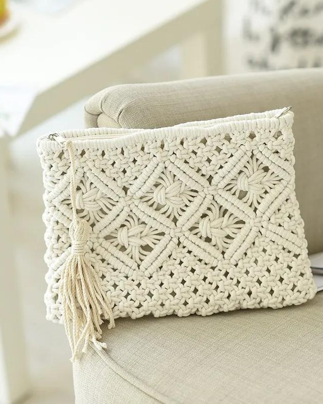 Pochette à pompon en macramé à motif diamant