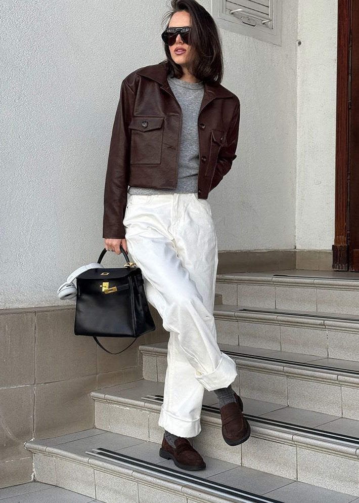 Chaqueta corta de cuero sintético Nora – Camisa estructurada con botones y bolsillos utilitarios