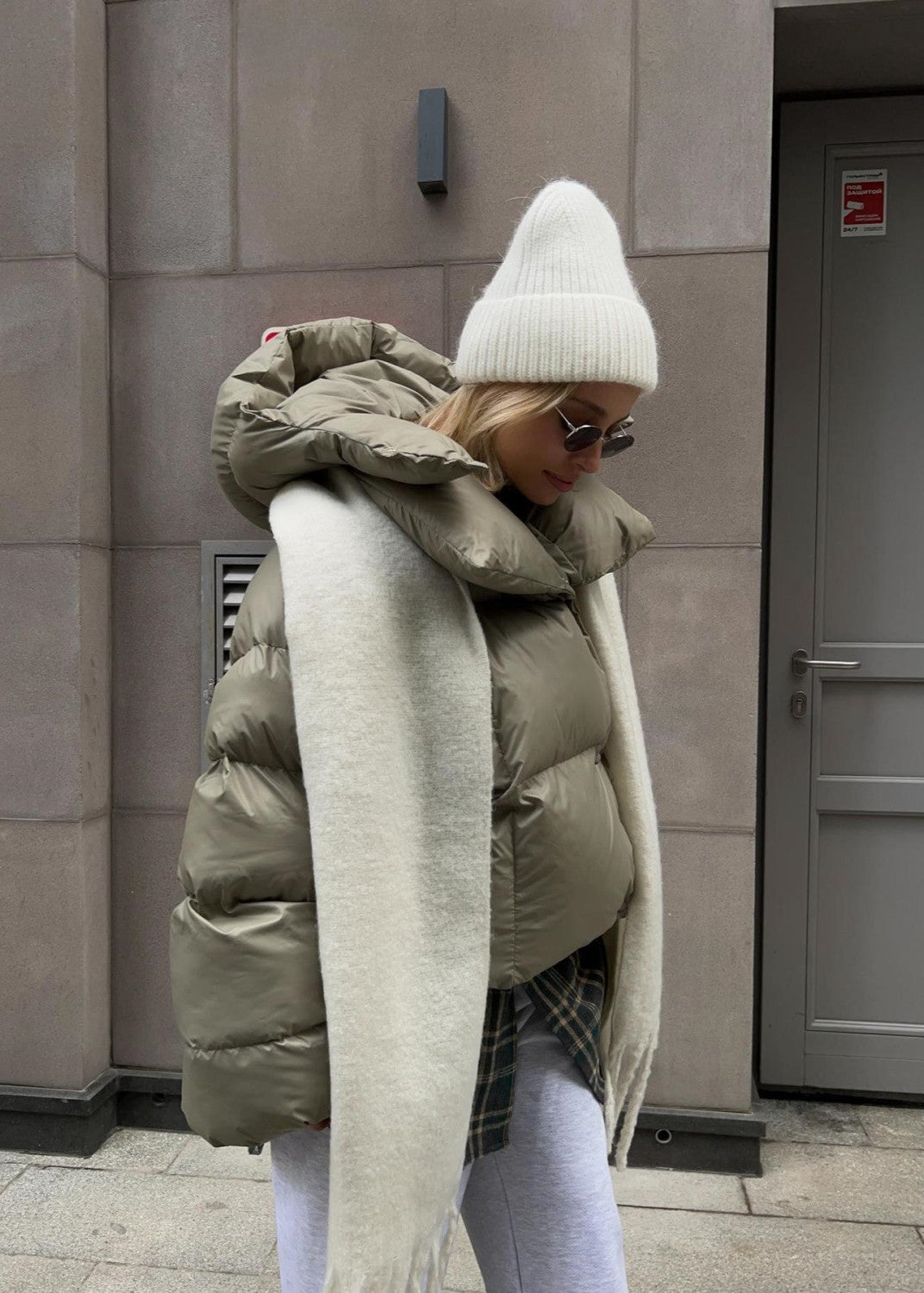 Chaqueta corta acolchada oliva – diseño sobredimensionado con capucha ultra cálido