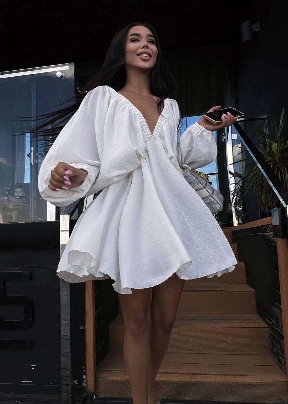 Robe élégante à manches lanternes et décolleté en V