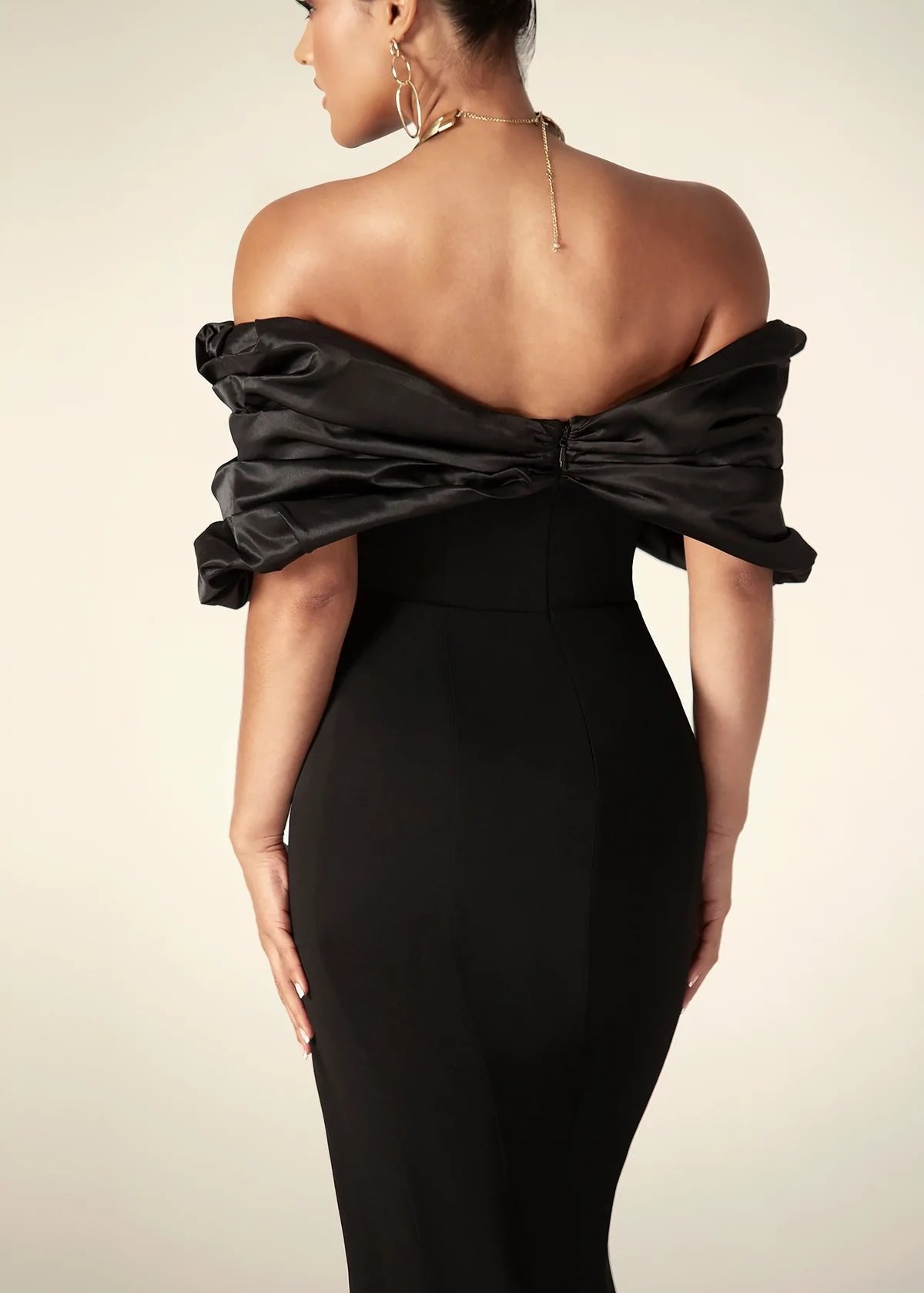 Robe de soirée en satin off-shoulder Luxe