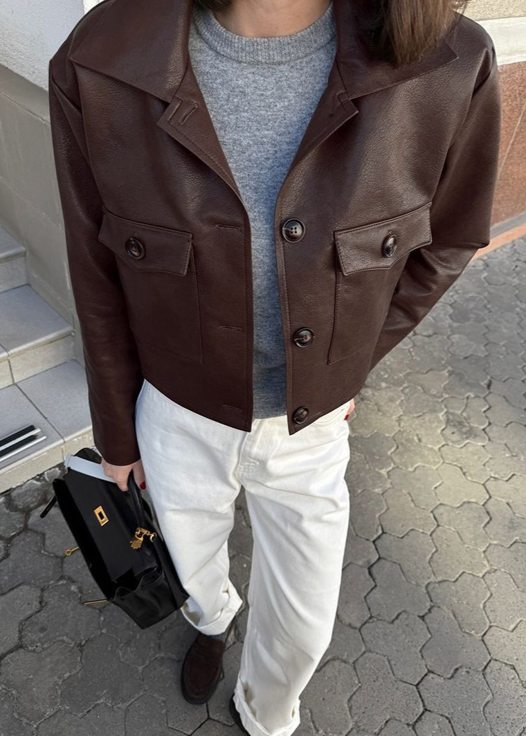 Chaqueta corta de cuero sintético Nora – Camisa estructurada con botones y bolsillos utilitarios