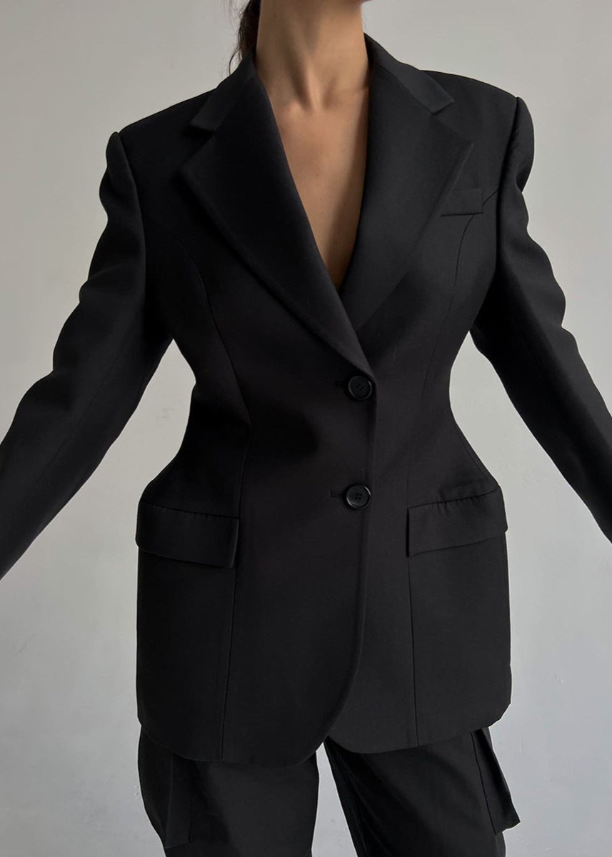 Veste de costume noire à col en V sur mesure - Sophistication élégante