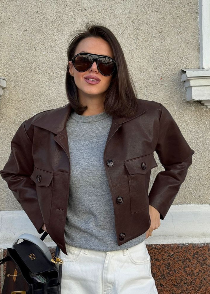 Chaqueta corta de cuero sintético Nora – Camisa estructurada con botones y bolsillos utilitarios