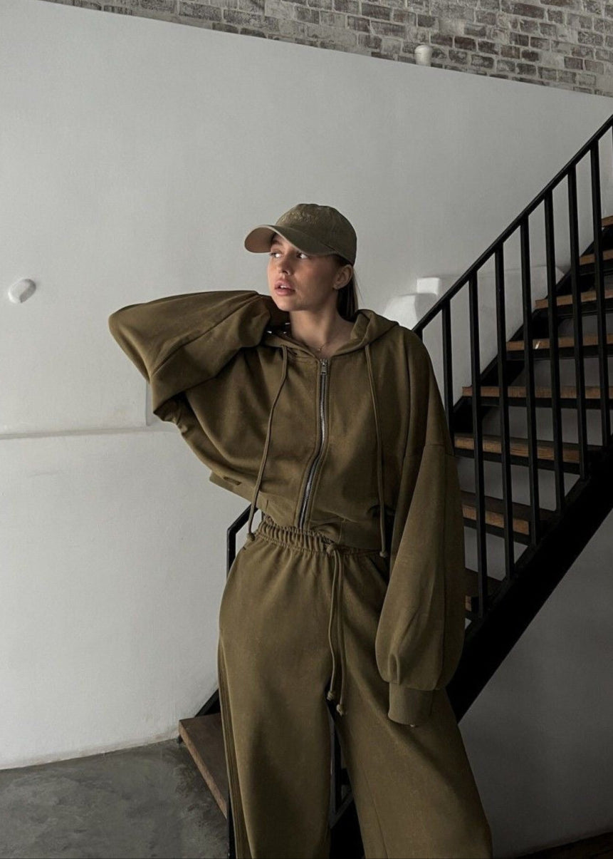 Conjunto de dos piezas con sudadera oversize oliva y pantalones de pierna ancha
