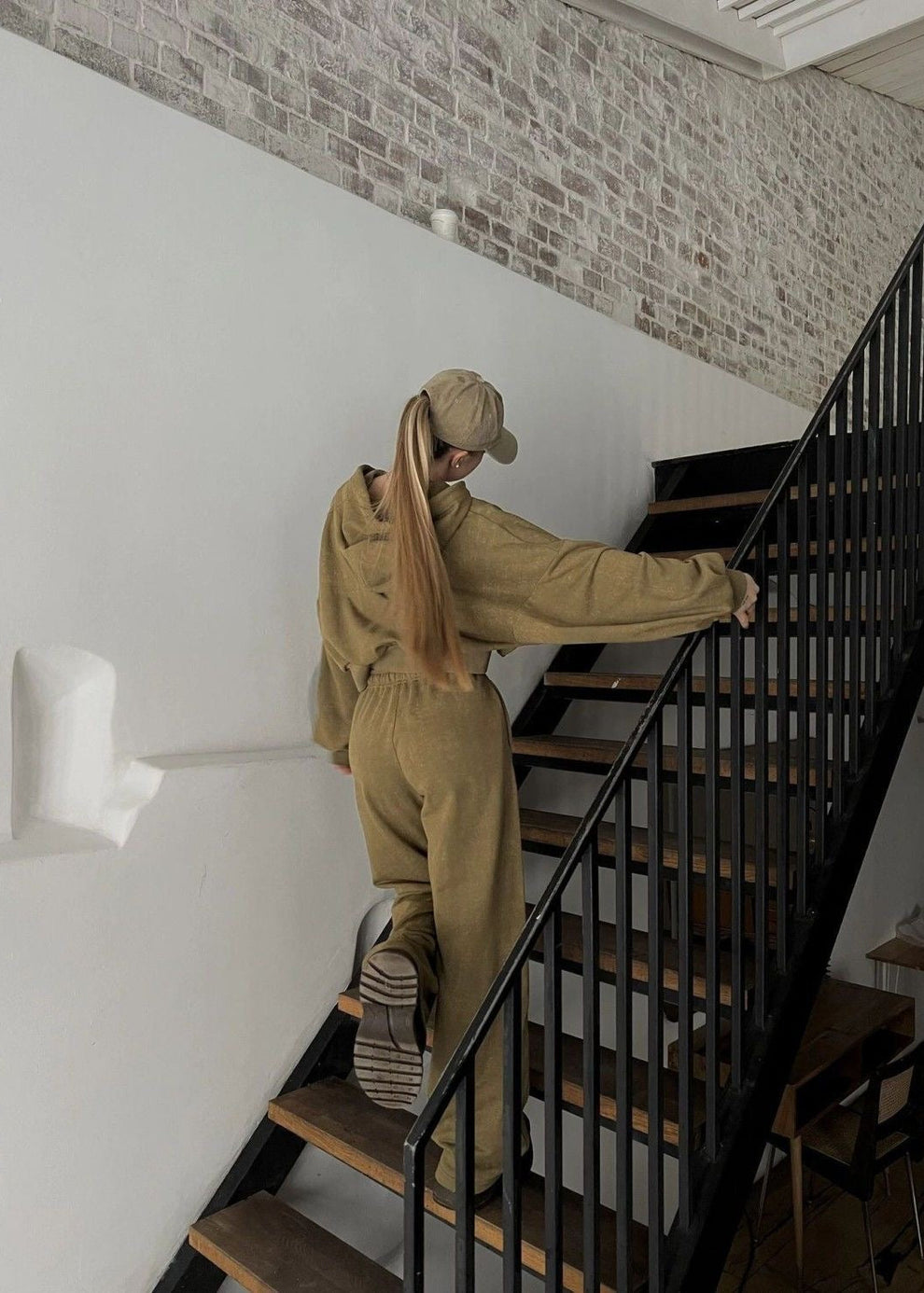 Conjunto de dos piezas con sudadera oversize oliva y pantalones de pierna ancha