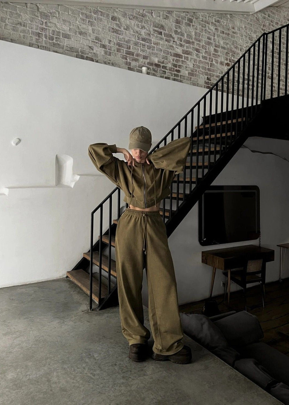 Conjunto de dos piezas con sudadera oversize oliva y pantalones de pierna ancha