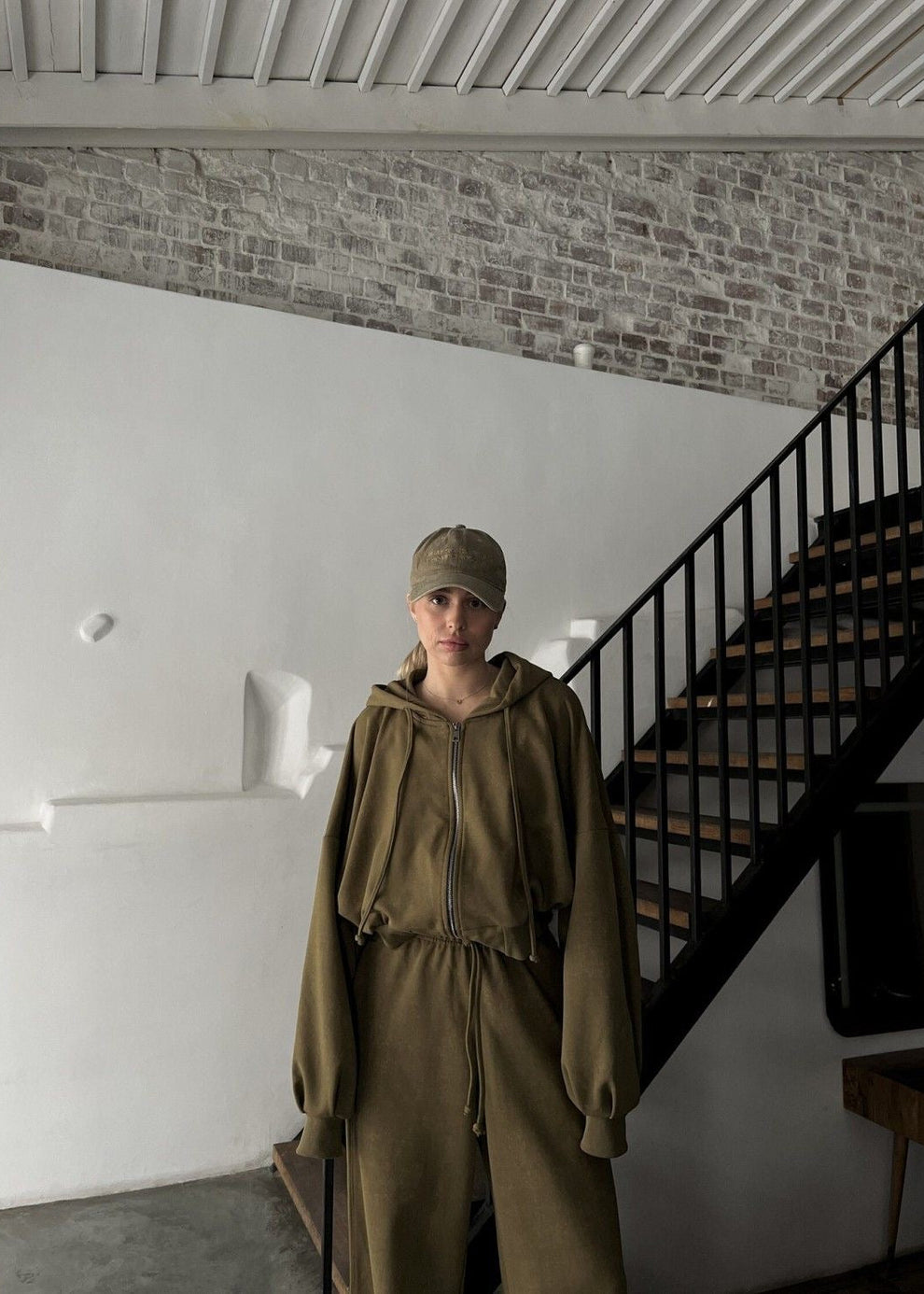 Conjunto de dos piezas con sudadera oversize oliva y pantalones de pierna ancha