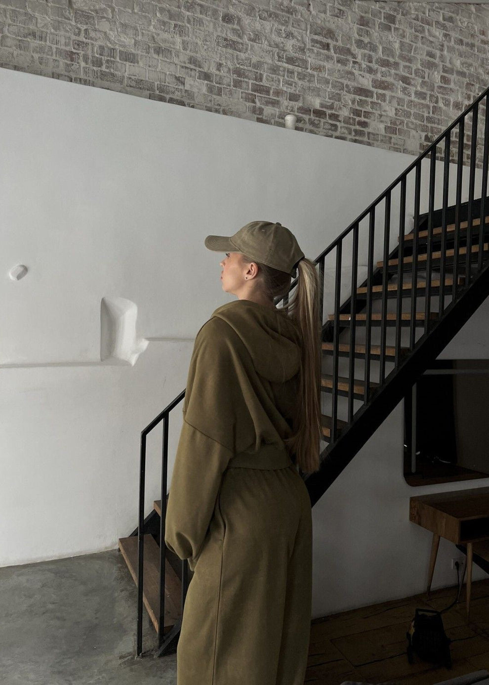 Conjunto de dos piezas con sudadera oversize oliva y pantalones de pierna ancha