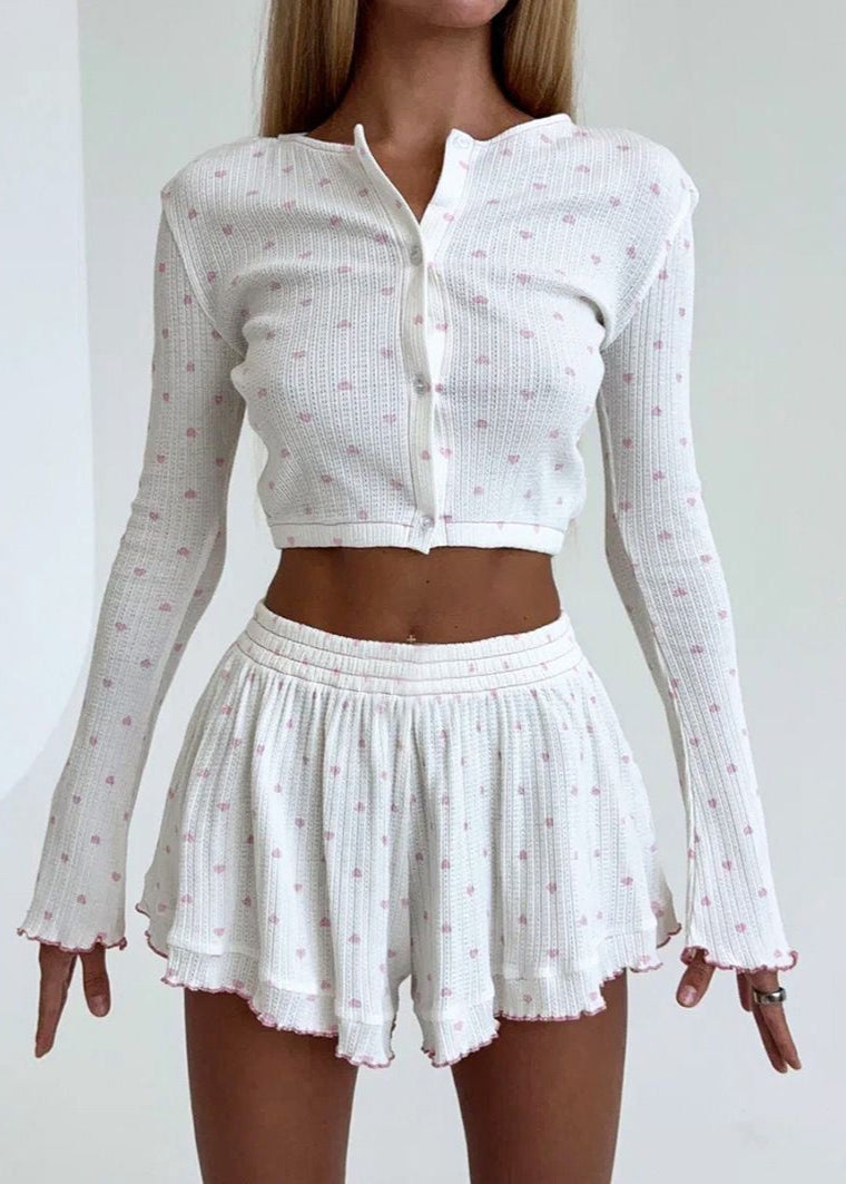 Conjunto de dos piezas de punto Sweetheart – Top de manga larga y shorts acampanados