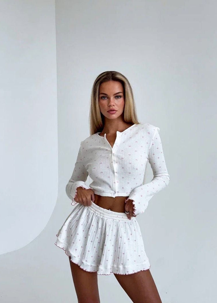 Conjunto de dos piezas de punto Sweetheart – Top de manga larga y shorts acampanados