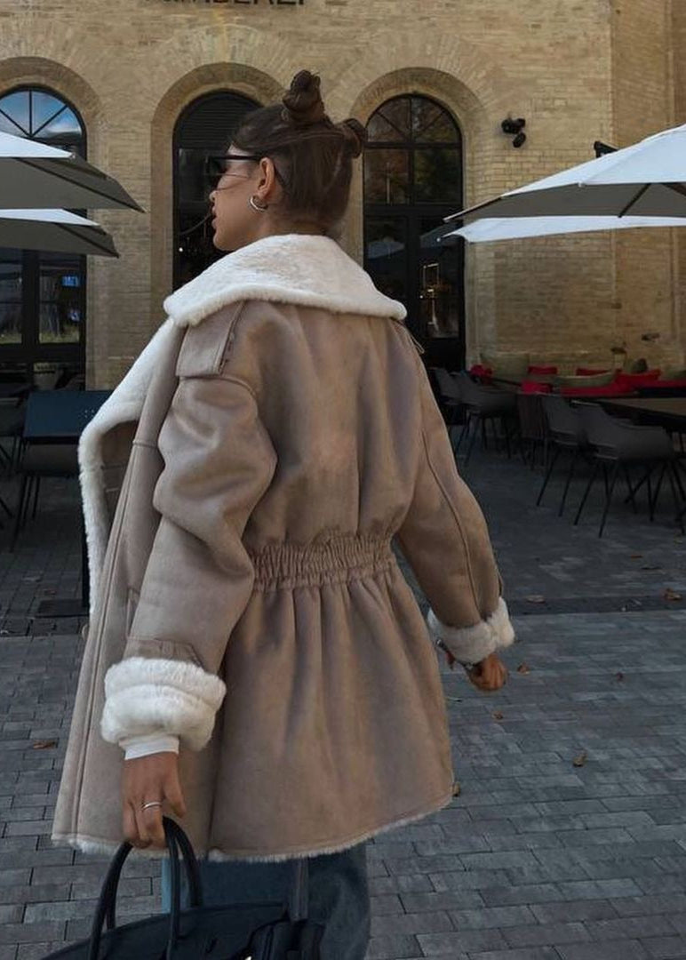 Aspen Luxe – Abrigo de Invierno Marrón Forrado de Piel de Oveja
