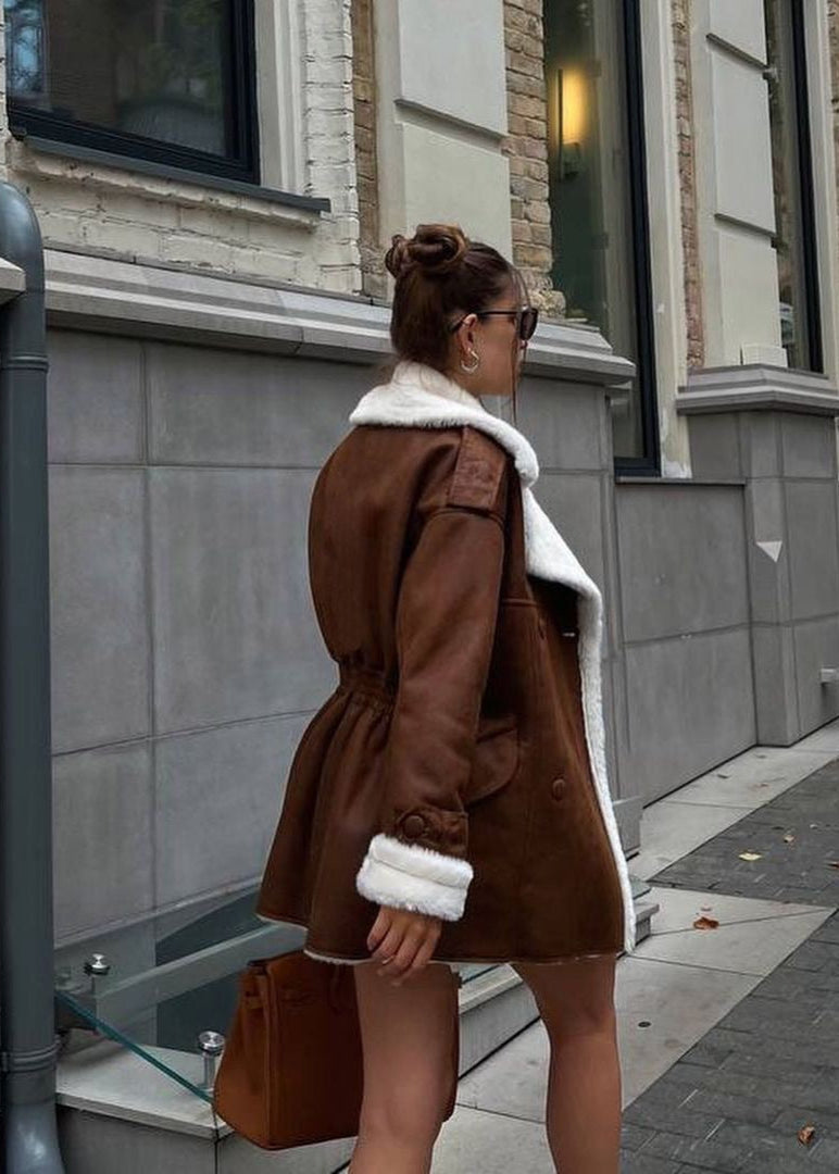 Aspen Luxe – Abrigo de Invierno Marrón Forrado de Piel de Oveja