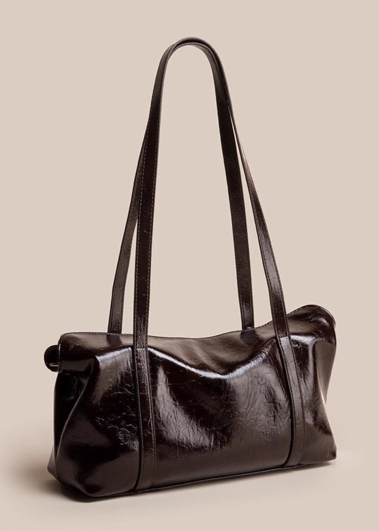 Bolso de Hombro de Cuero Brillante de Chocolate Oscuro – Diseño de Doble Uso