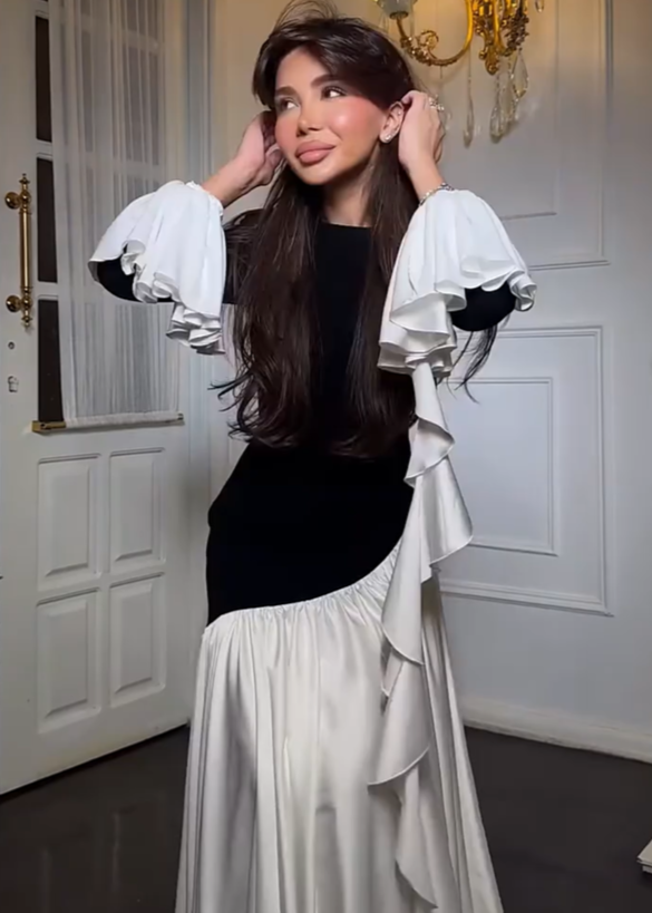 Vestido largo Seraphina con mangas con volantes – Elegancia en contraste blanco y negro