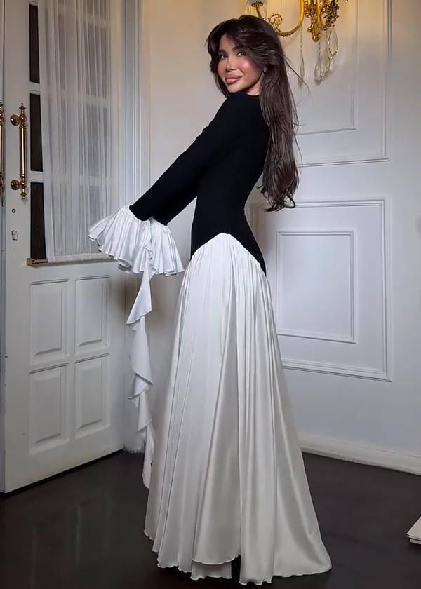 Vestido largo Seraphina con mangas con volantes – Elegancia en contraste blanco y negro