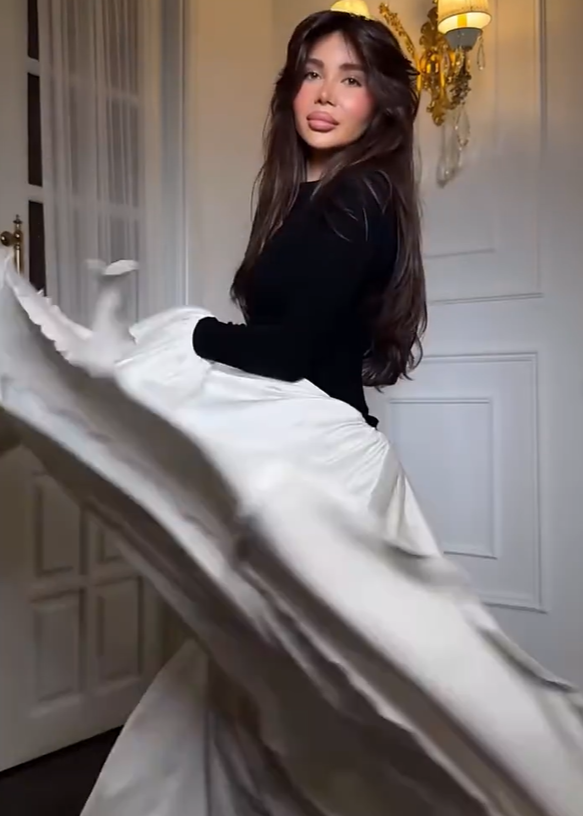 Vestido largo Seraphina con mangas con volantes – Elegancia en contraste blanco y negro