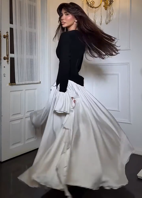 Vestido largo Seraphina con mangas con volantes – Elegancia en contraste blanco y negro