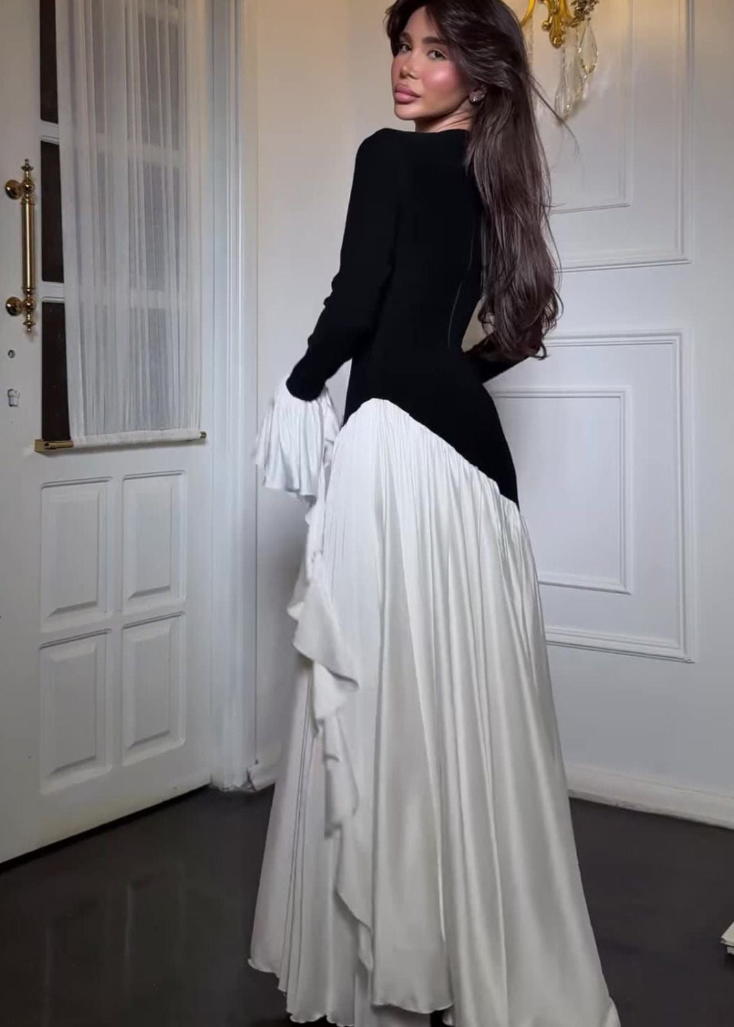 Vestido largo Seraphina con mangas con volantes – Elegancia en contraste blanco y negro