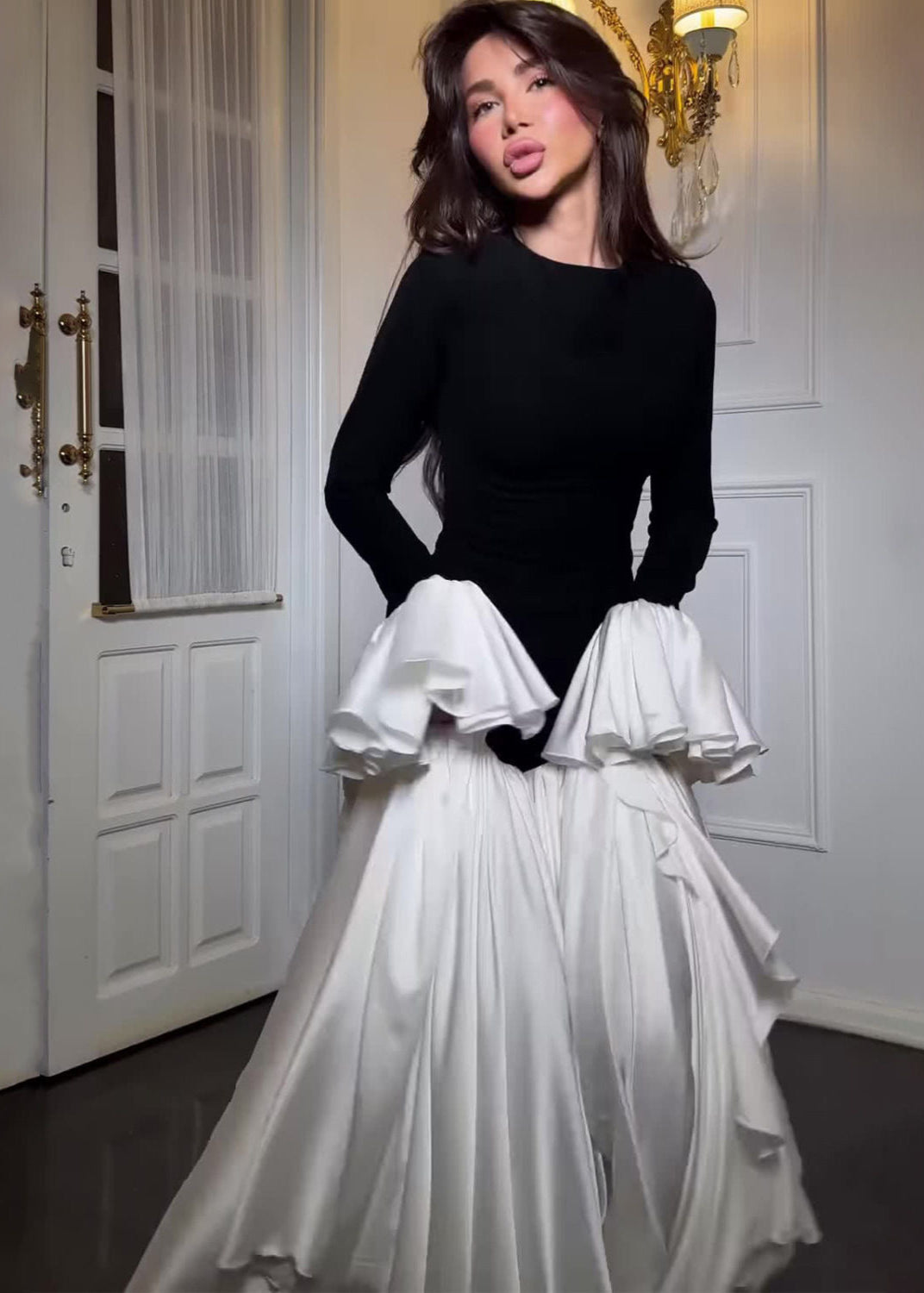 Vestido largo Seraphina con mangas con volantes – Elegancia en contraste blanco y negro