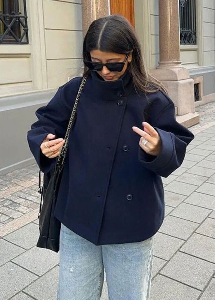 Chaqueta Aurora de Mezcla de Lana con Cuello Alto – Abrigo Minimalista Azul Marino