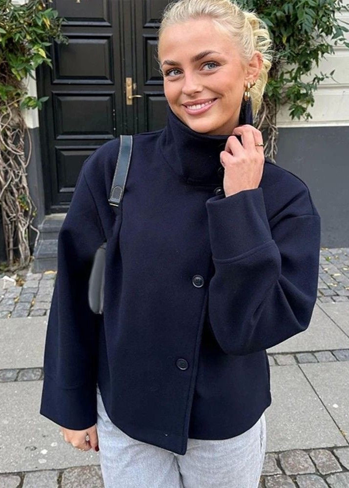 Chaqueta Aurora de Mezcla de Lana con Cuello Alto – Abrigo Minimalista Azul Marino