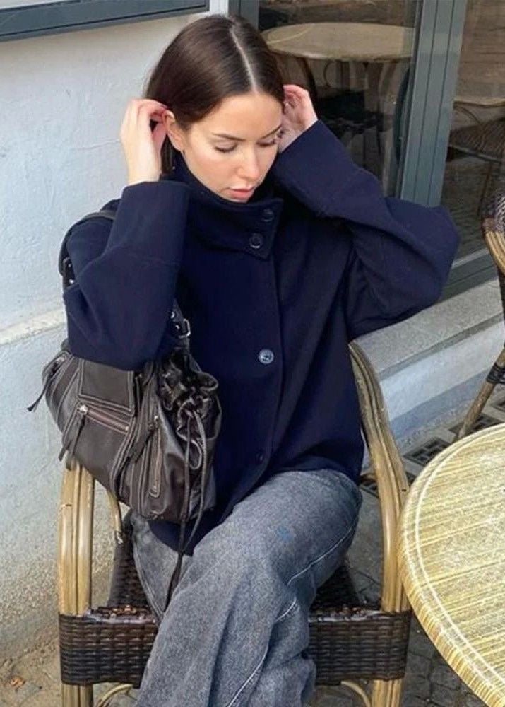 Chaqueta Aurora de Mezcla de Lana con Cuello Alto – Abrigo Minimalista Azul Marino