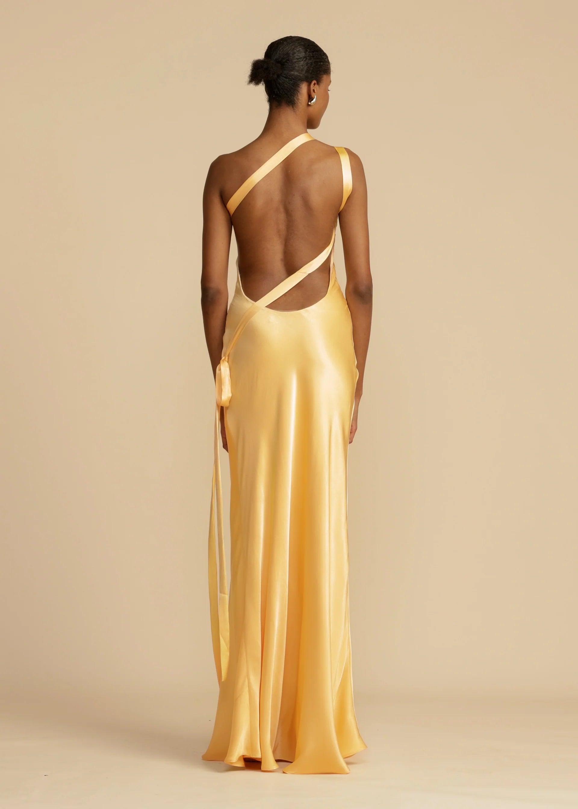 Moonlit Soiree - Robe longue asymétrique en satin à une épaule et bretelles dos nu