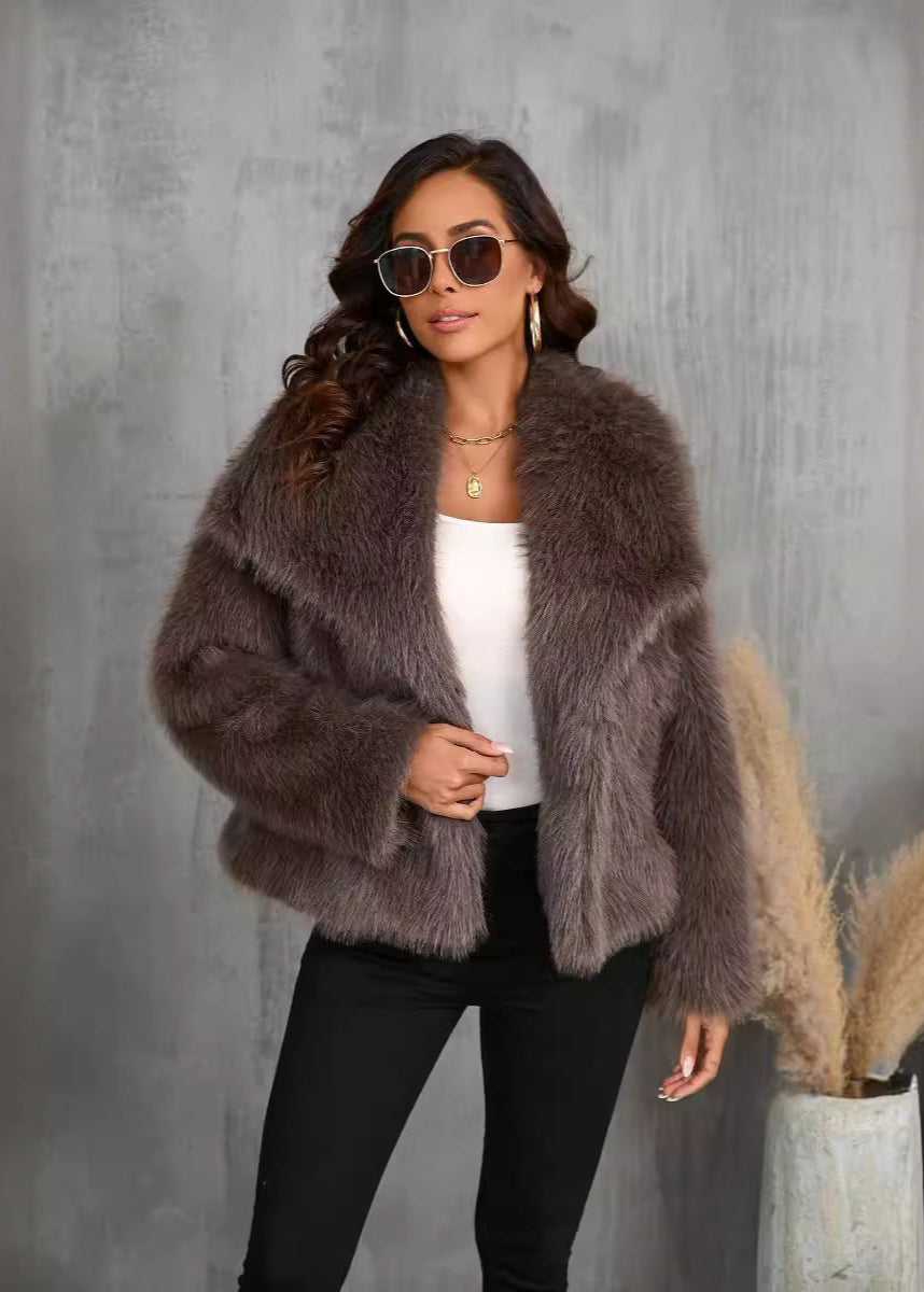 Chaqueta de piel sintética Amara – Abrigo corto marrón suave con cuello ancho