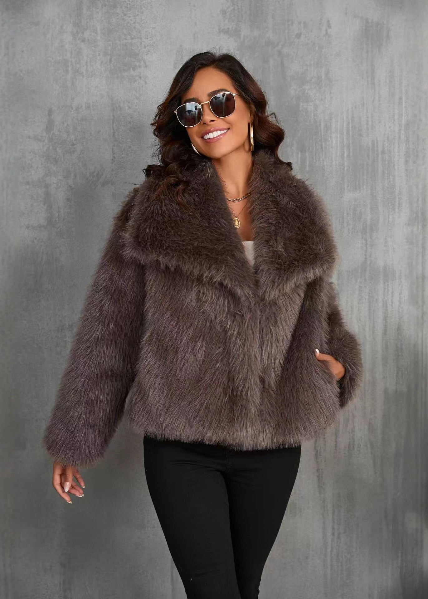 Chaqueta de piel sintética Amara – Abrigo corto marrón suave con cuello ancho