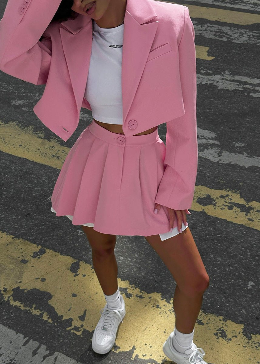 Roze Cropped Blazer en Skaterrok Set - Speelse Elegant