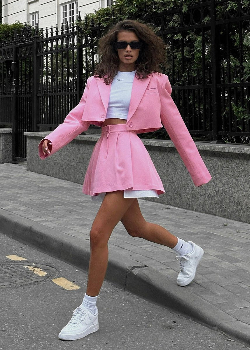 Roze Cropped Blazer en Skaterrok Set - Speelse Elegant