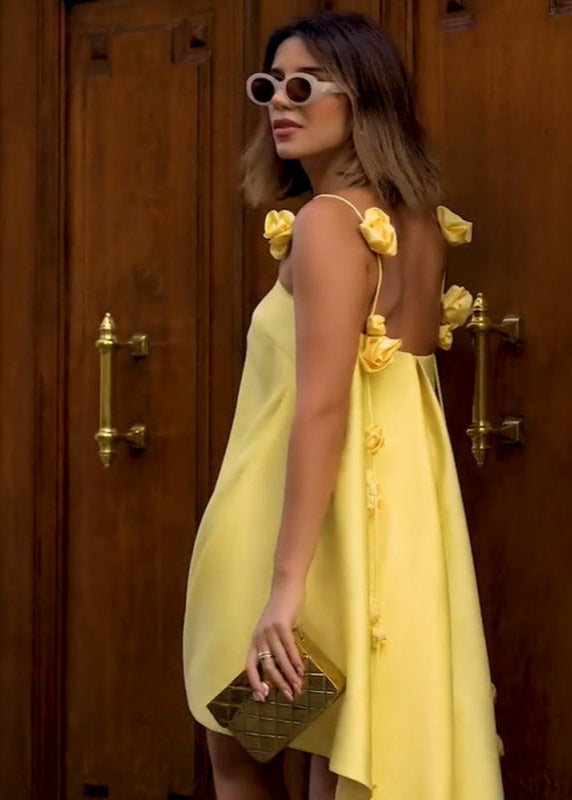 Aurora - Vestido Mini con Espalda Abierta y Acento Floral