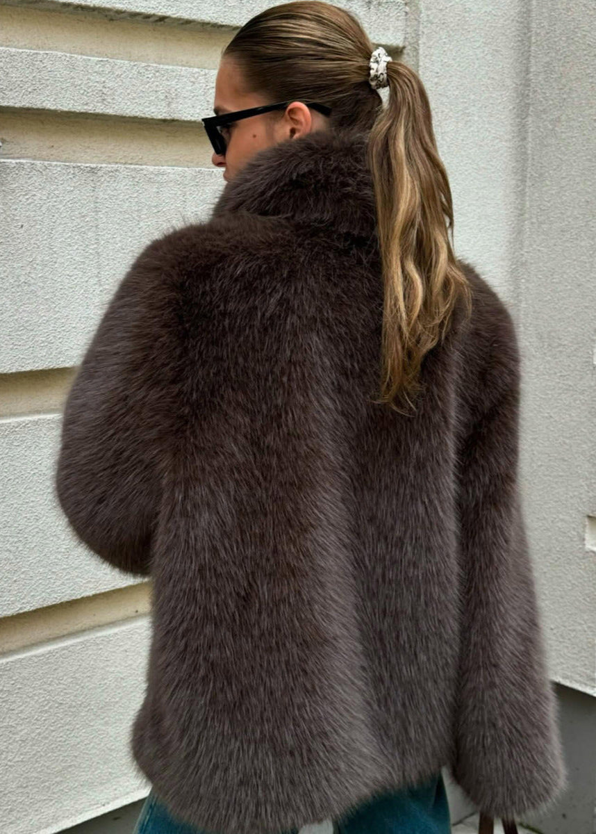 Abrigo de piel sintética de chocolate Noelle – Chaqueta corta suave de invierno
