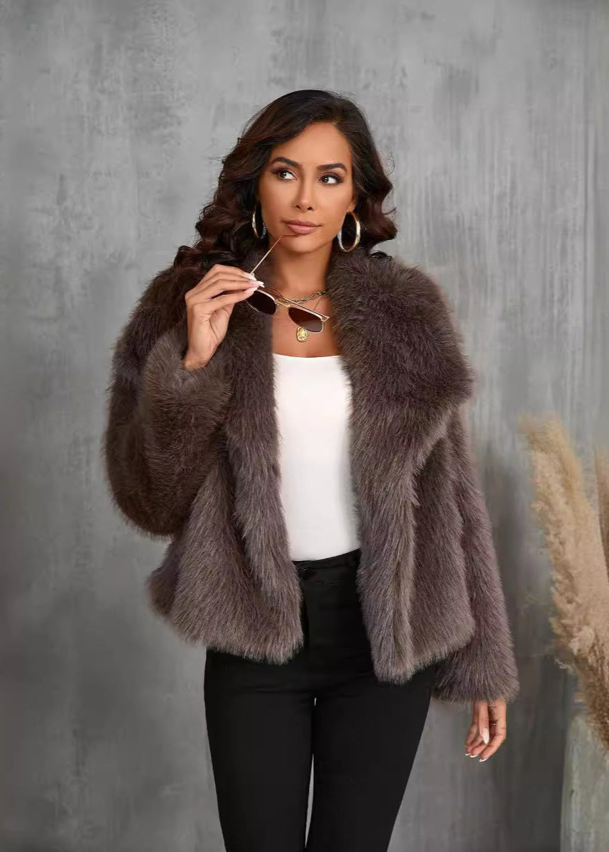 Chaqueta de piel sintética Amara – Abrigo corto marrón suave con cuello ancho