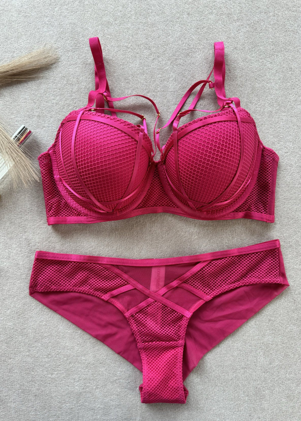Set di lingerie con ferretto e spalline in pizzo fucsia