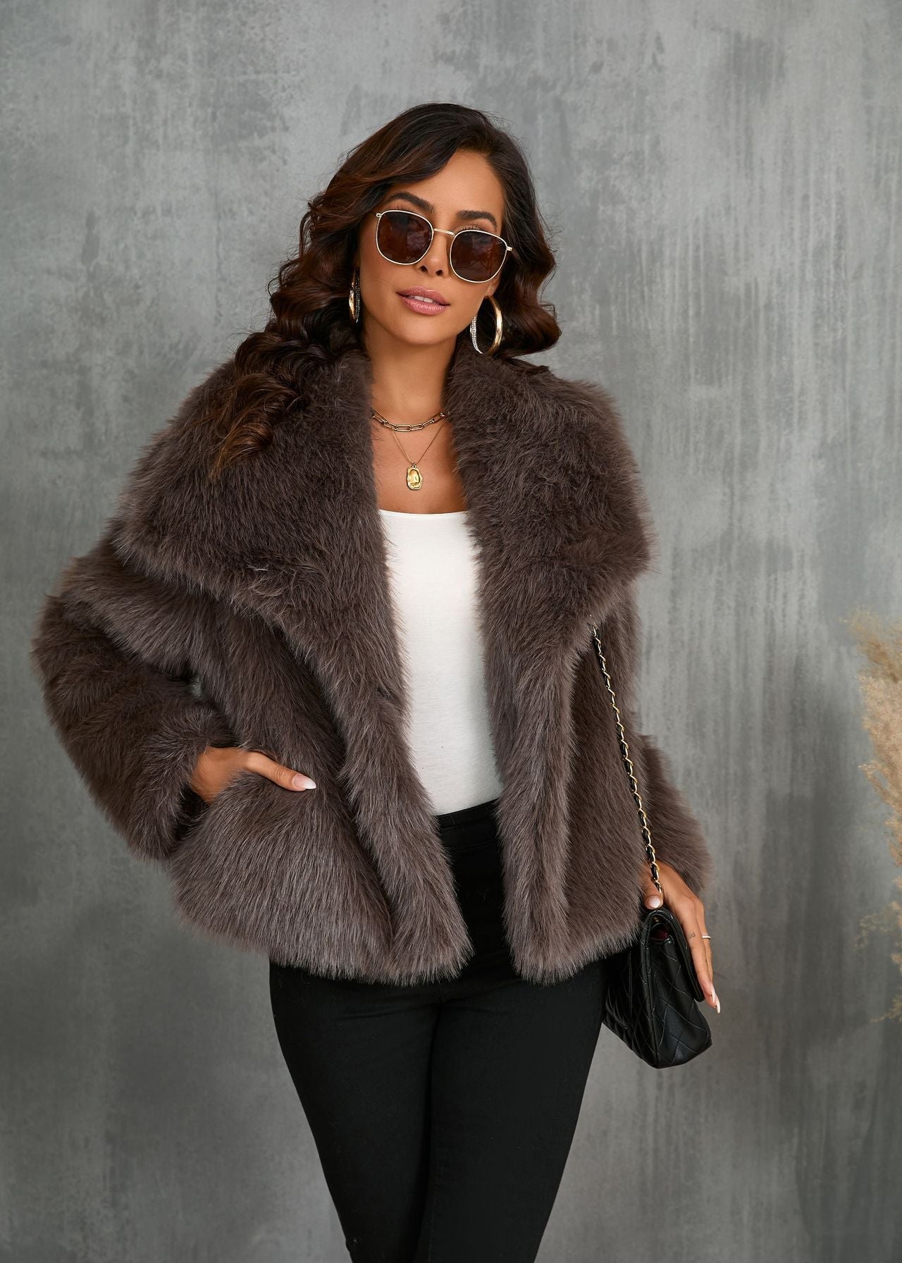 Chaqueta de piel sintética Amara – Abrigo corto marrón suave con cuello ancho