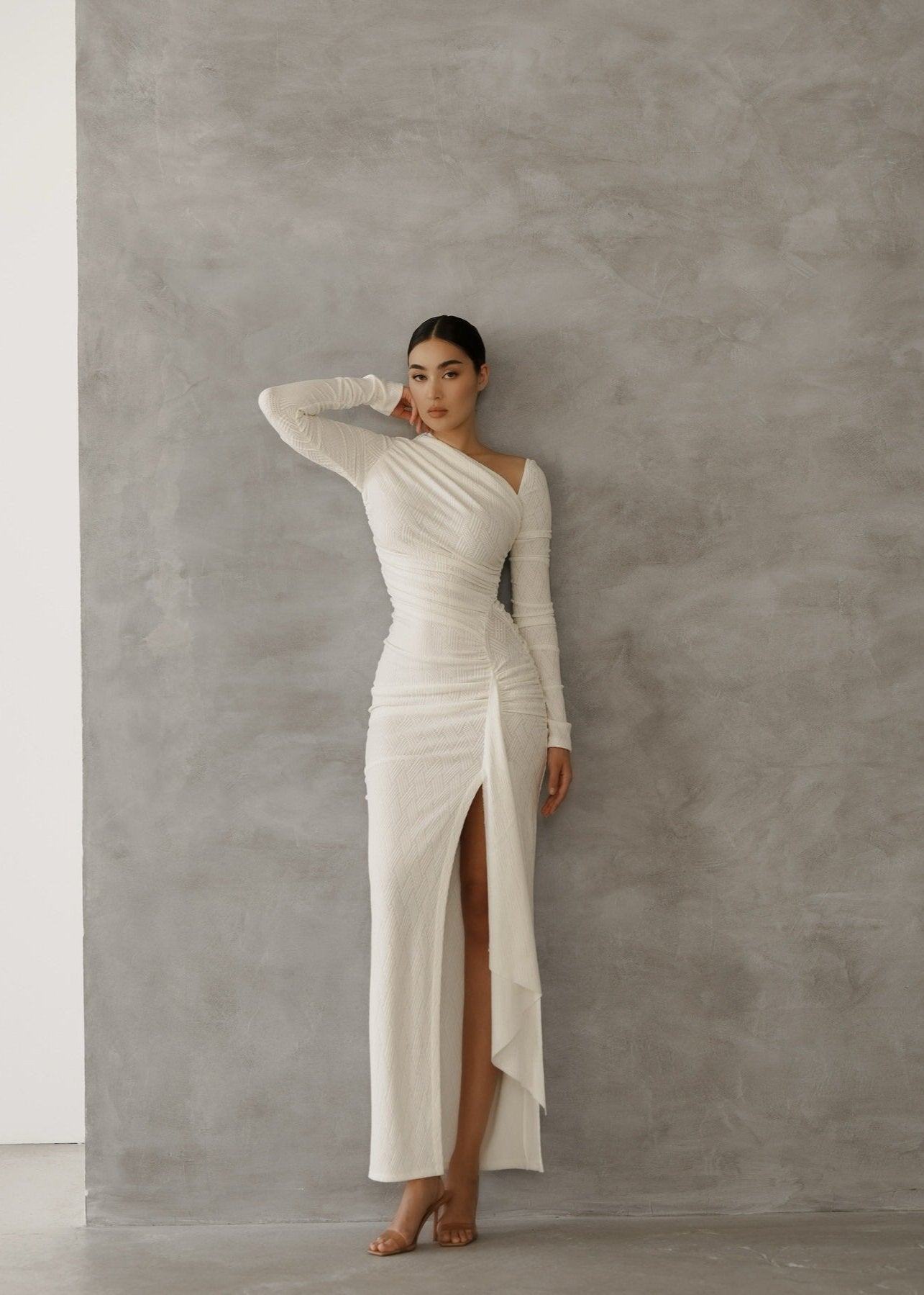 Ivory Elegance Maxi-jurk met Asymmetrische Drapering