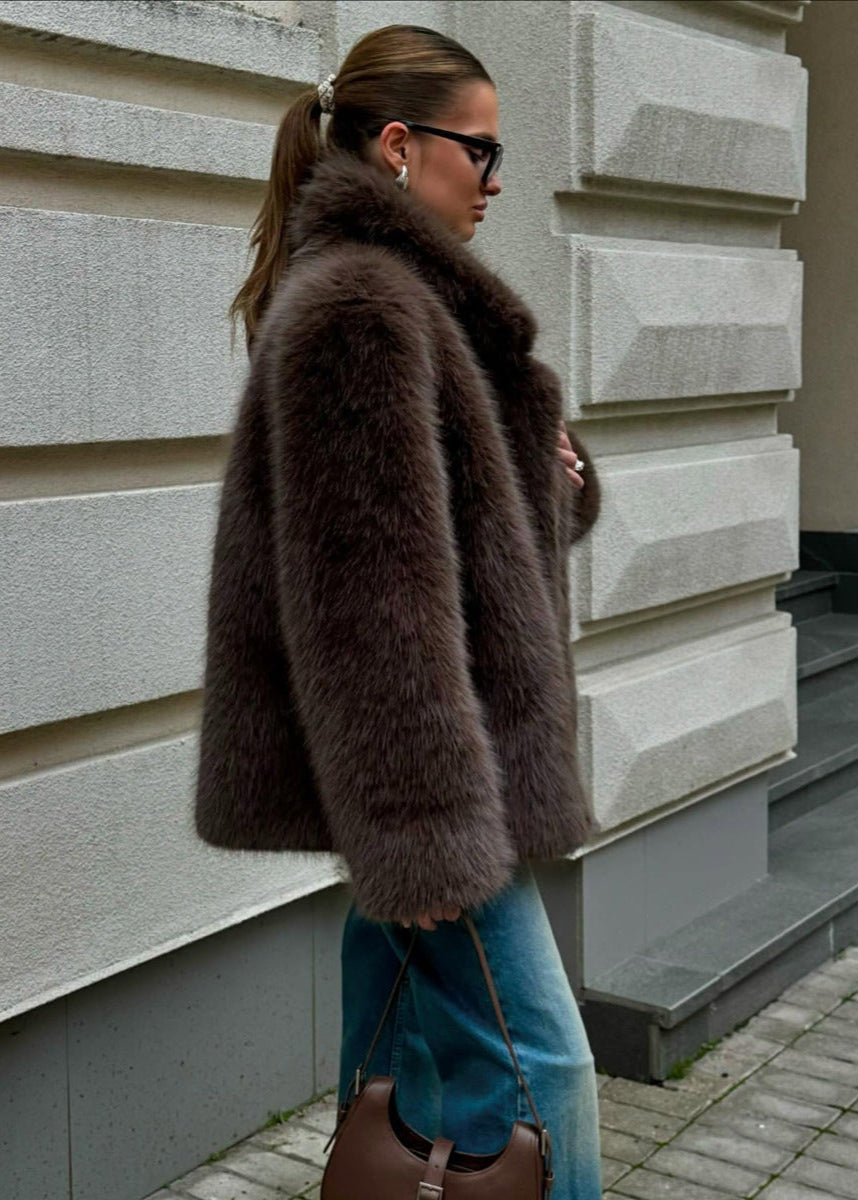 Abrigo de piel sintética de chocolate Noelle – Chaqueta corta suave de invierno