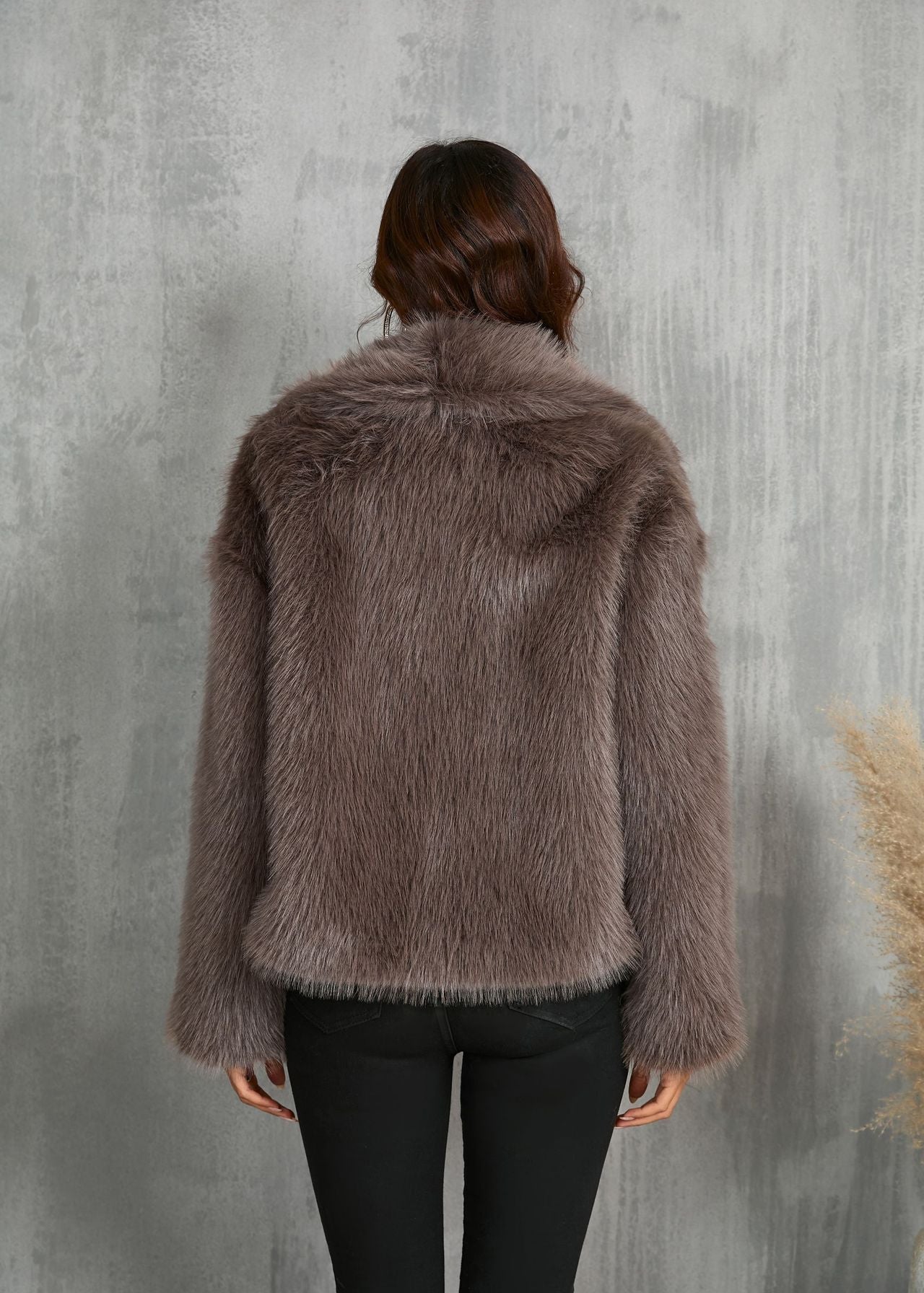 Chaqueta de piel sintética Amara – Abrigo corto marrón suave con cuello ancho