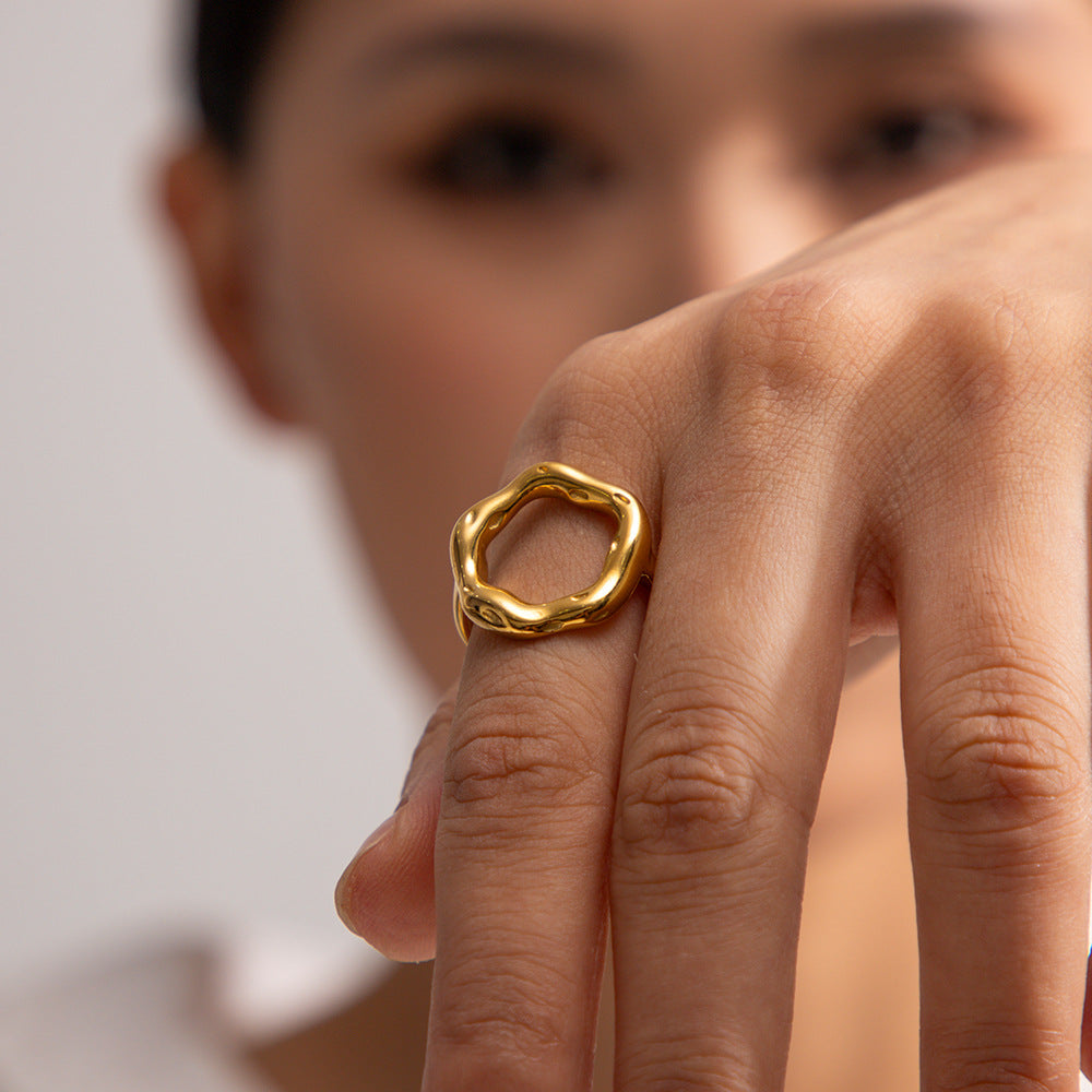 Bague en or sculptée en forme de vague