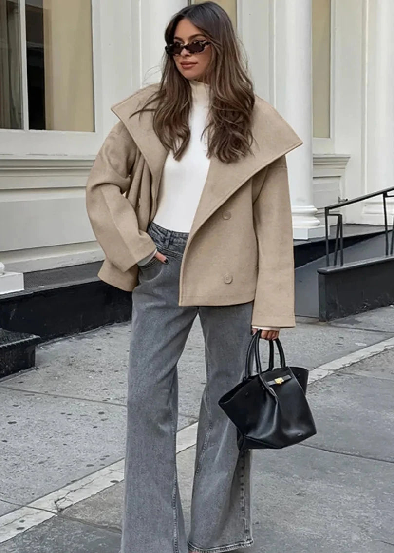 Manteau court minimaliste en laine mélangée