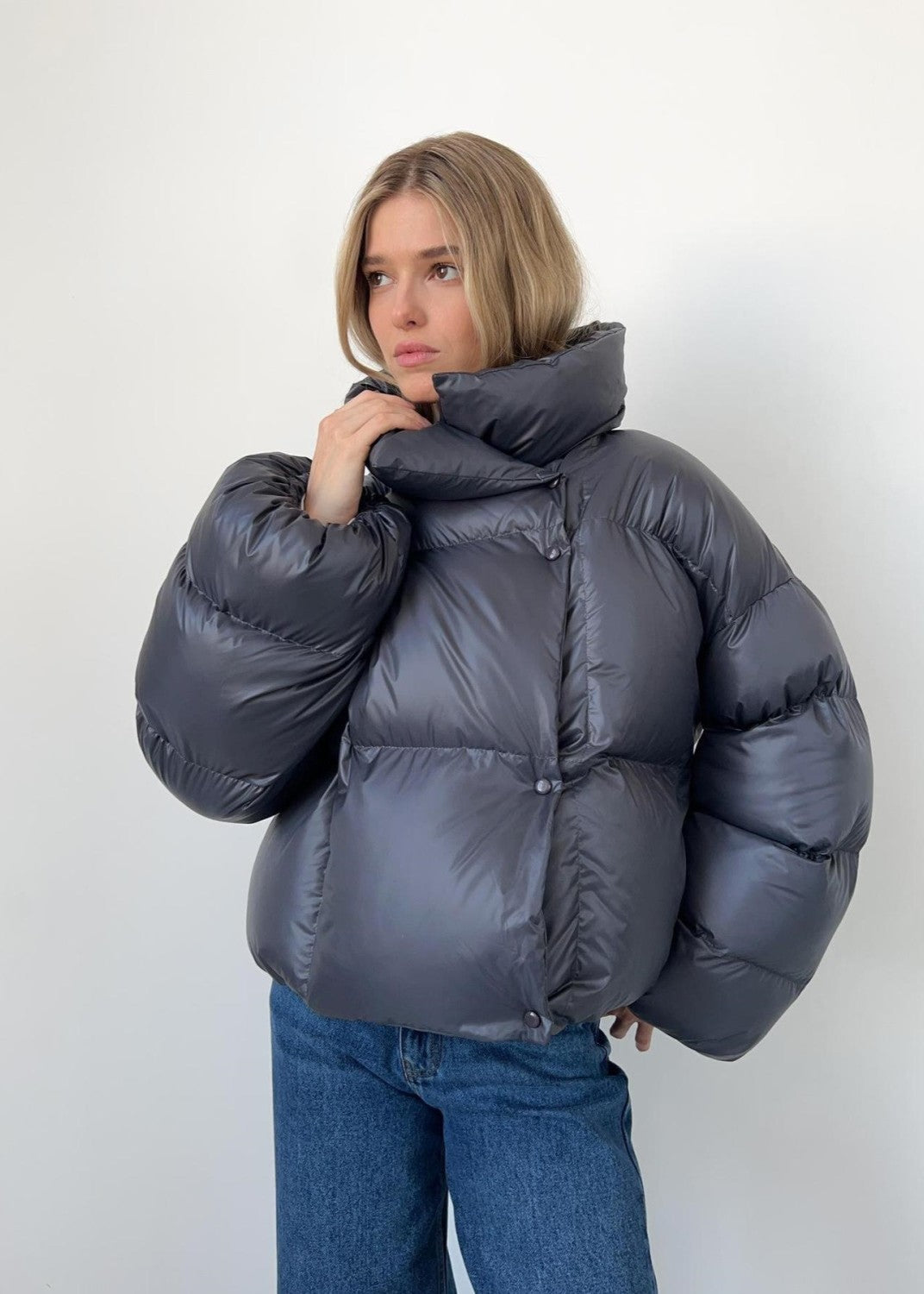 Chaqueta corta acolchada oliva – diseño sobredimensionado con capucha ultra cálido