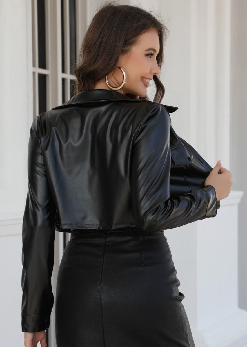 Veste courte en cuir PU brillant avec détail de ceinture en chaîne