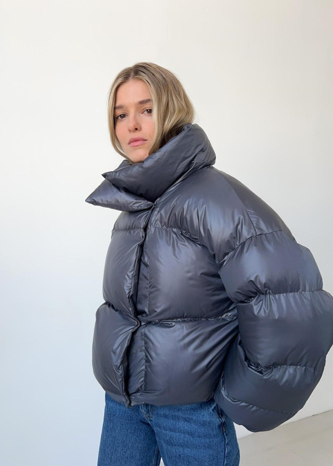 Chaqueta corta acolchada oliva – diseño sobredimensionado con capucha ultra cálido