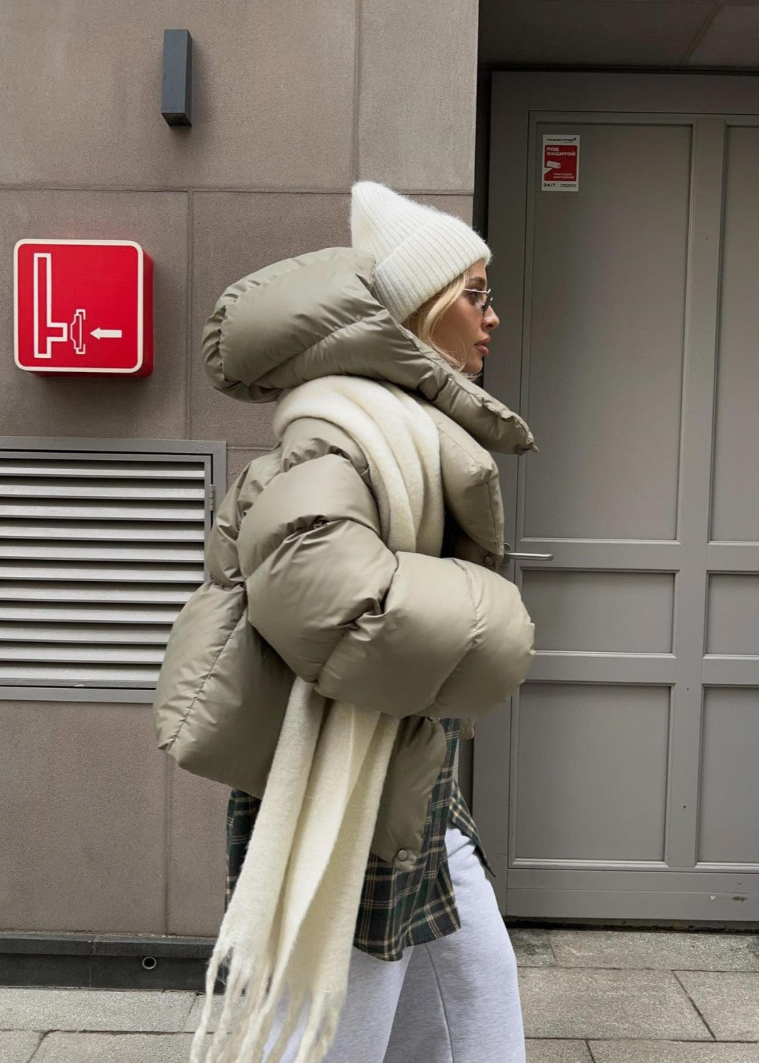 Chaqueta corta acolchada oliva – diseño sobredimensionado con capucha ultra cálido