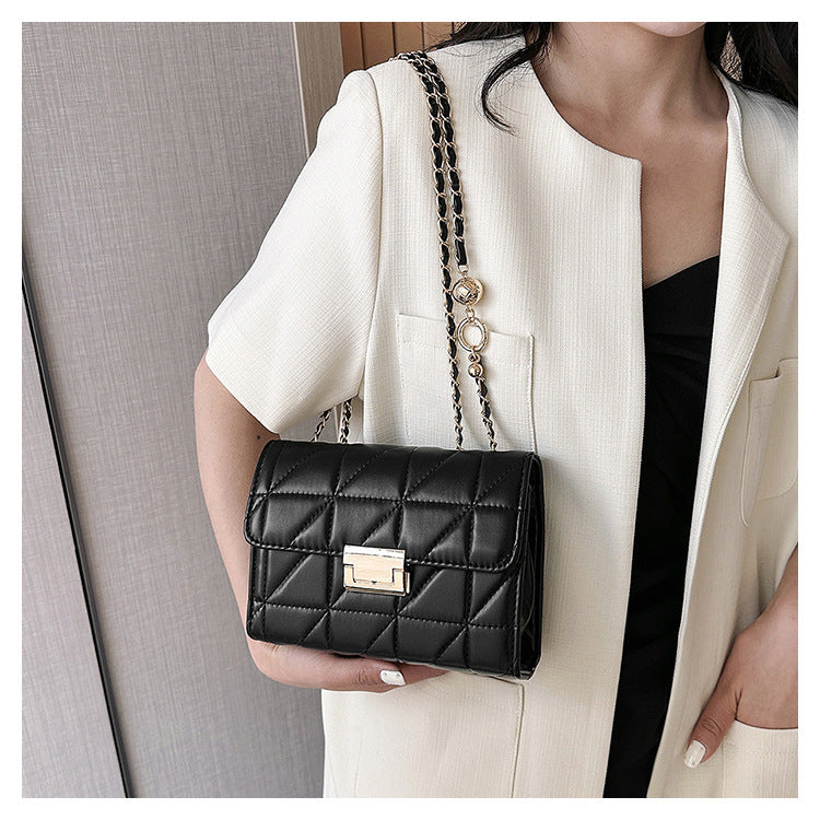 Retro-Chic Chain Shoulder Bag